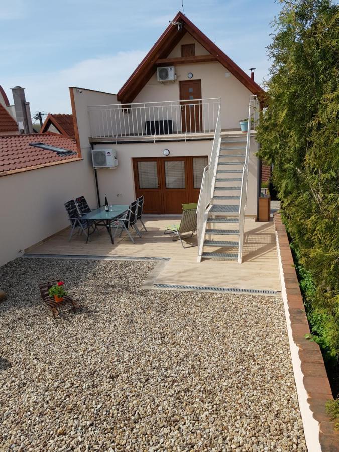 Apartman S Vinnym Sklepem Viktorie Pouzdrany ภายนอก รูปภาพ