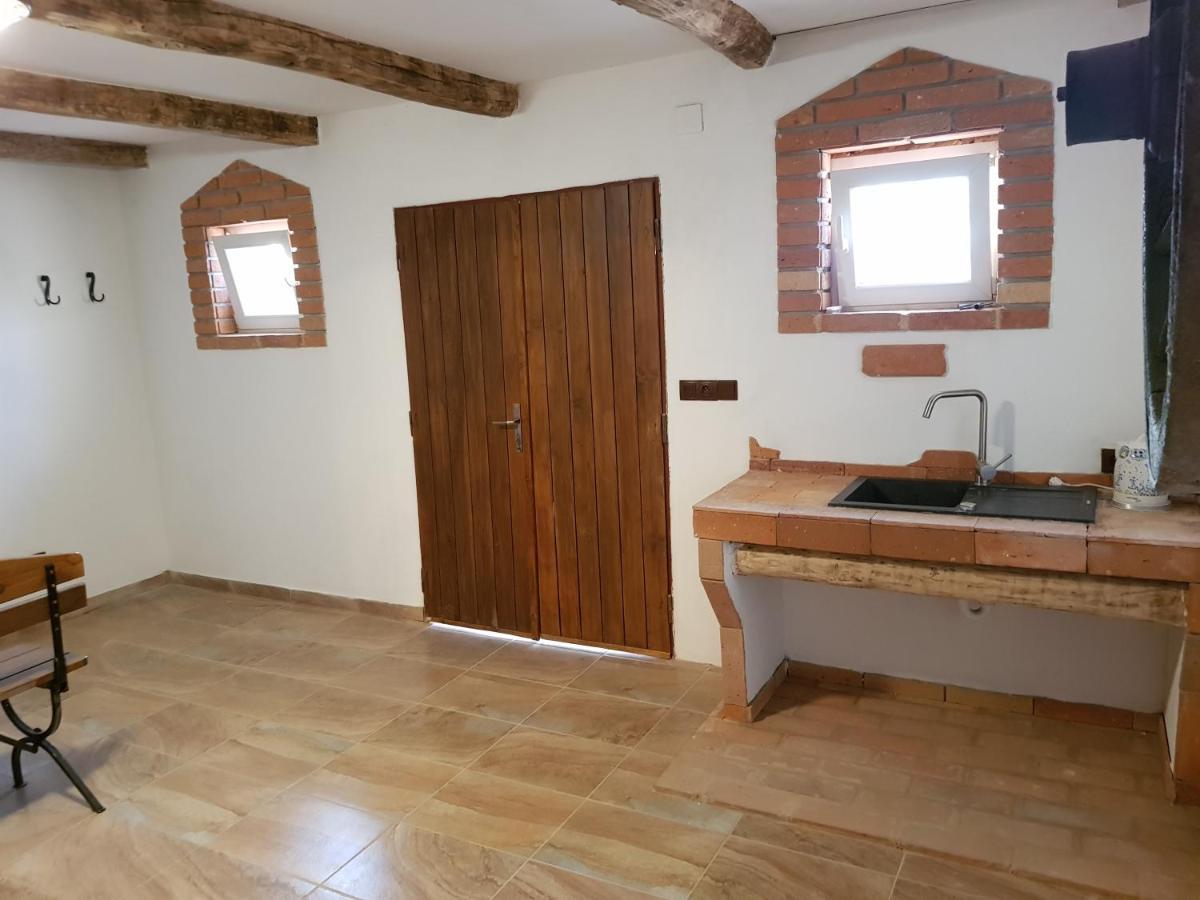 Apartman S Vinnym Sklepem Viktorie Pouzdrany ภายนอก รูปภาพ