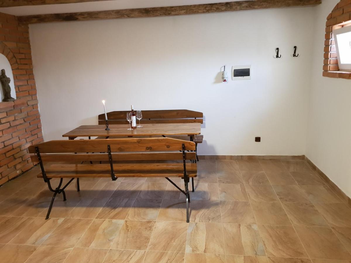 Apartman S Vinnym Sklepem Viktorie Pouzdrany ภายนอก รูปภาพ