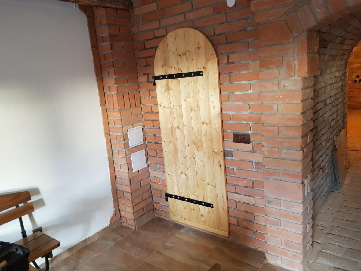 Apartman S Vinnym Sklepem Viktorie Pouzdrany ภายนอก รูปภาพ