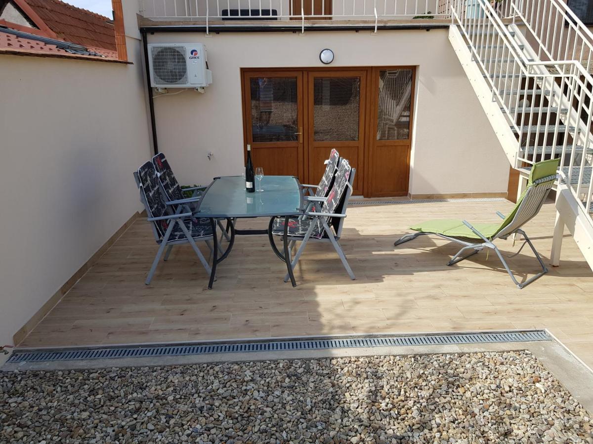 Apartman S Vinnym Sklepem Viktorie Pouzdrany ภายนอก รูปภาพ