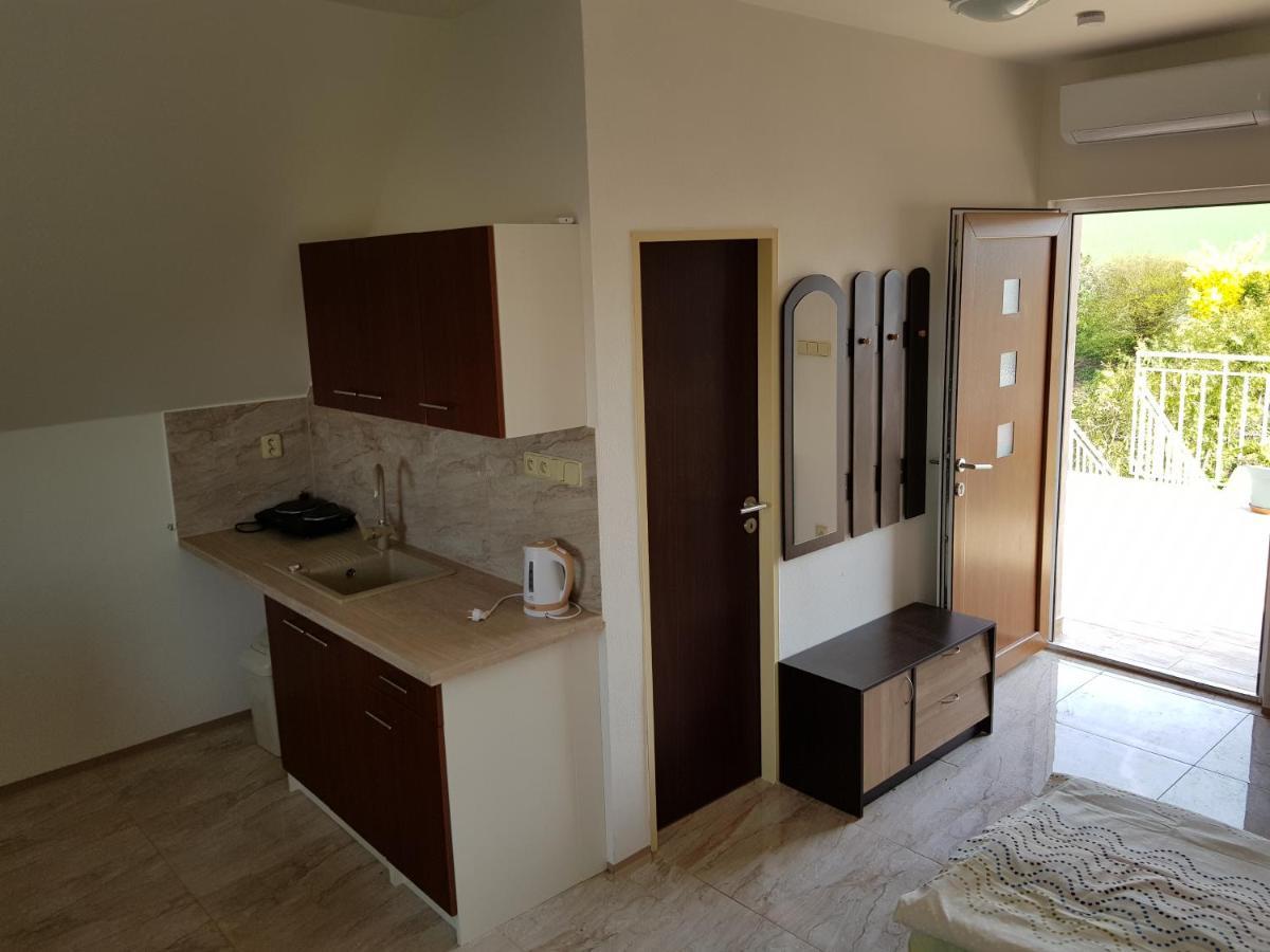 Apartman S Vinnym Sklepem Viktorie Pouzdrany ภายนอก รูปภาพ