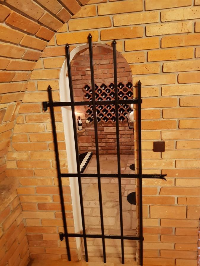 Apartman S Vinnym Sklepem Viktorie Pouzdrany ภายนอก รูปภาพ
