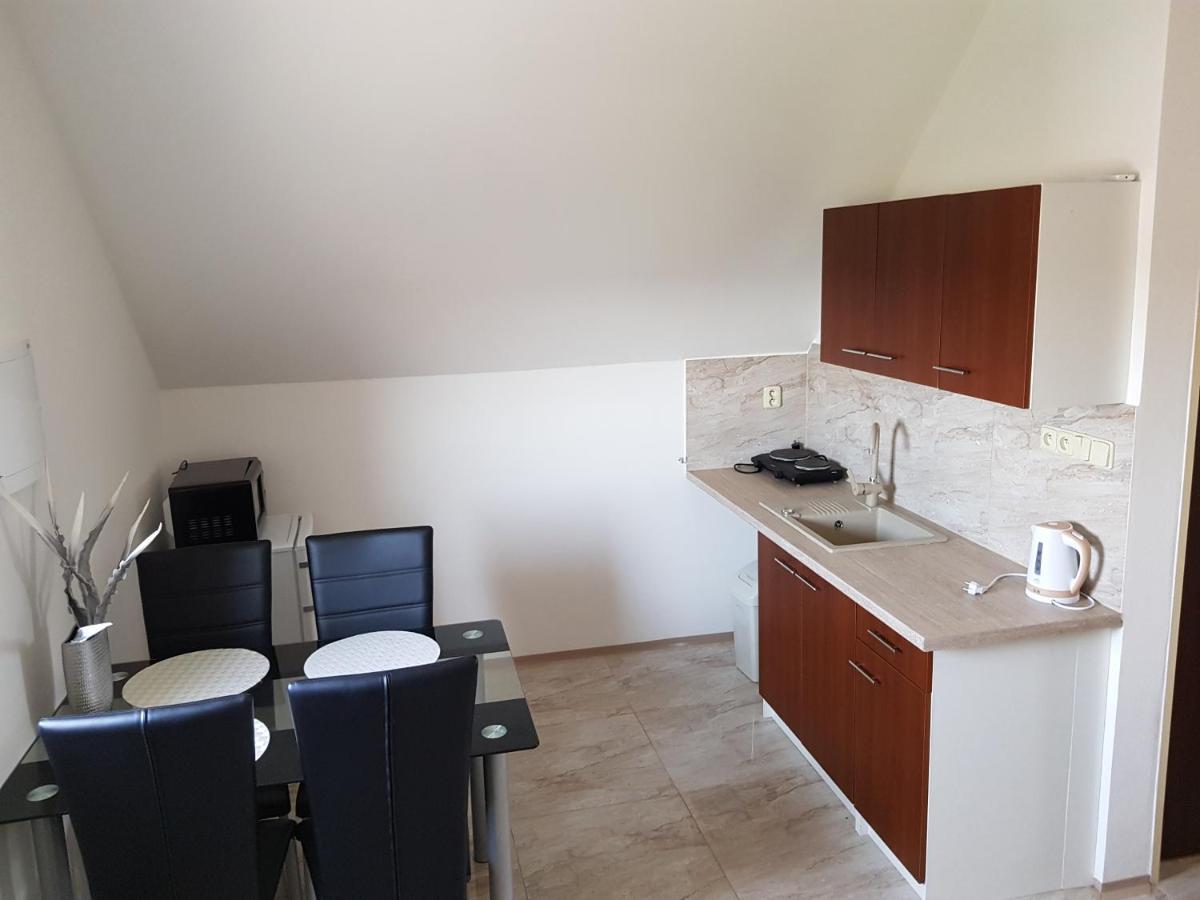 Apartman S Vinnym Sklepem Viktorie Pouzdrany ภายนอก รูปภาพ